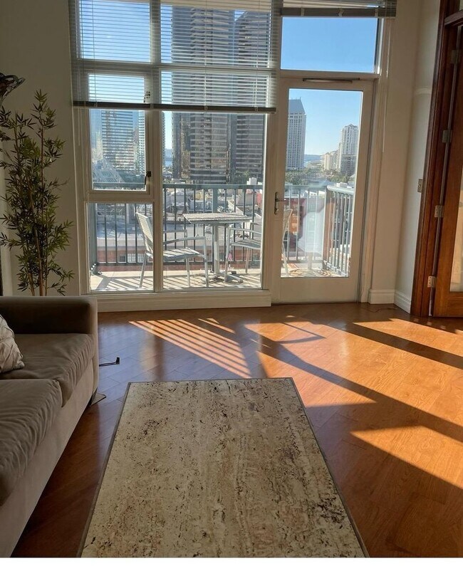 Building Photo - Downtown  1-Bed plus Loft 1bath 1 parking - Steps to Petco Park