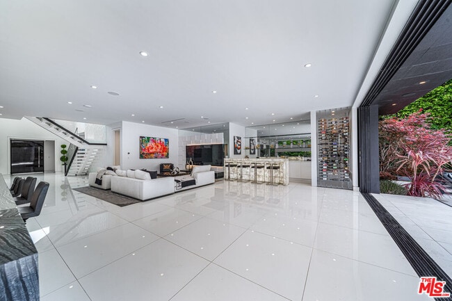 Building Photo - 511 N Rexford Dr