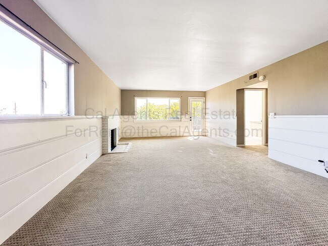 Building Photo - 7019 Outlook Ave