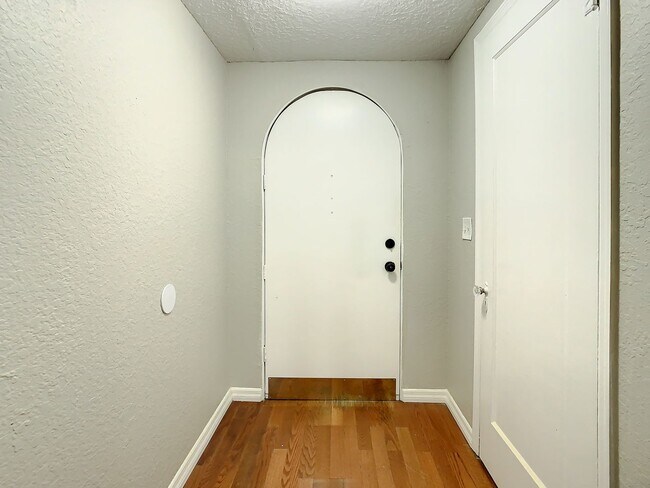 Building Photo - Charming Three bedroom one bath with huge backyard