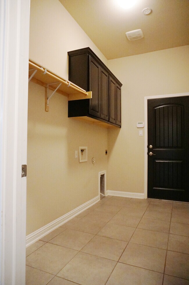 Building Photo - 6620 Estana Ln