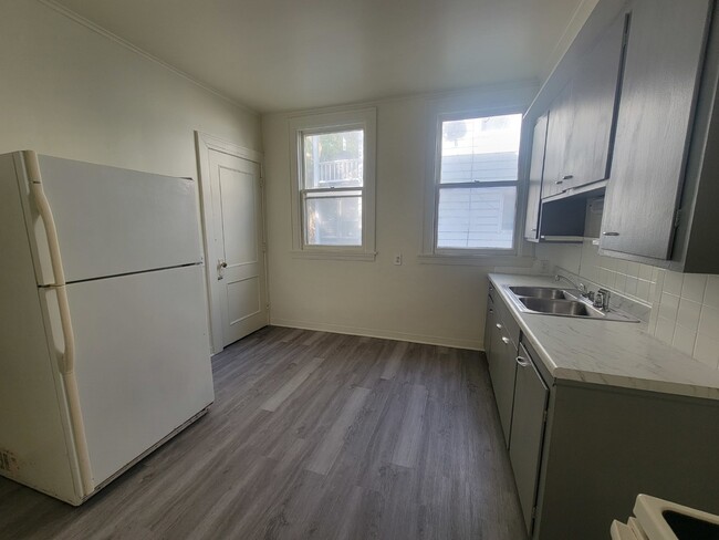 Building Photo - "Charming 1-Bedroom Townhouse with Gleamin...