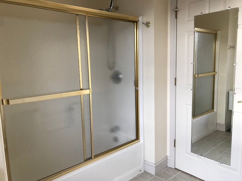 400 Herr Bathroom - 400 Herr St