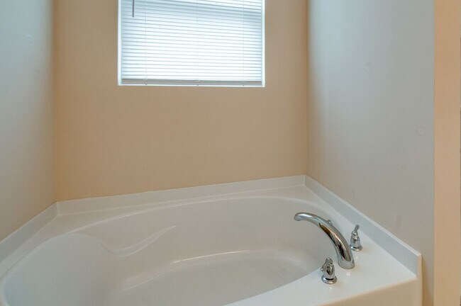 Building Photo - Gorgeous 4BR/2.5BA+Bonus executive home for lease in M'boro now! Triple Rockvale schools!