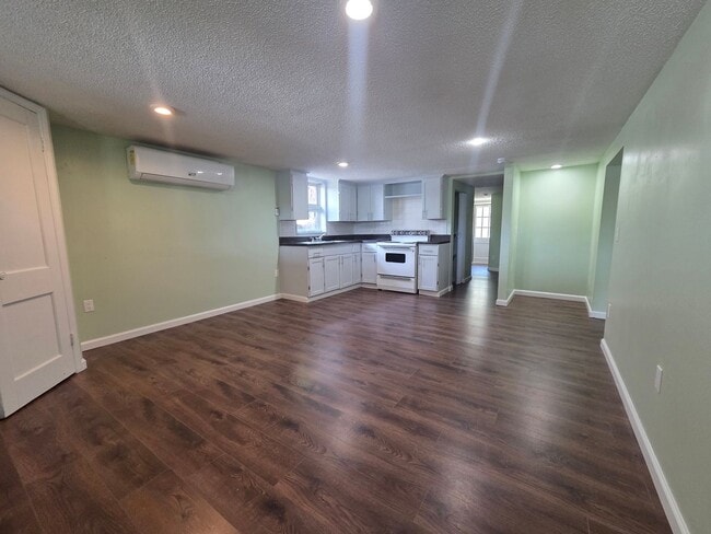 Building Photo - 2 Bedroom / 1 Bath chalet style Mtn Retreat duplex