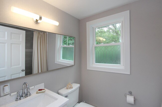 Building Photo - 2 Sanford St