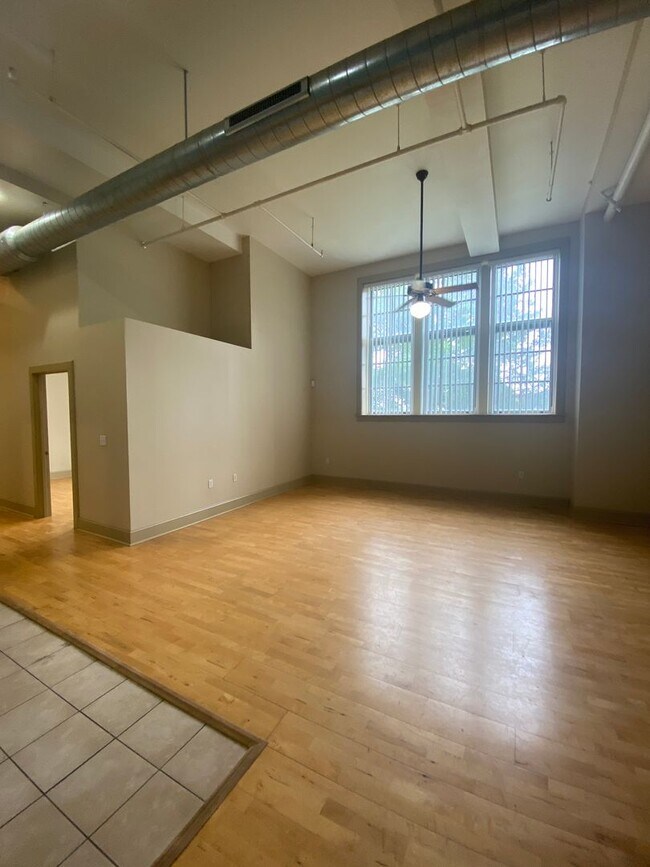 Building Photo - Renovated 2 Bed 1 Bath Apartment with W/D!