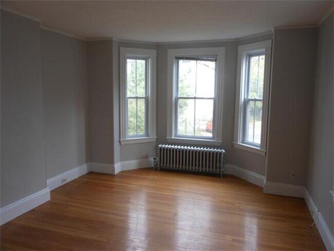 Building Photo - Newton Townhouse w/parking
