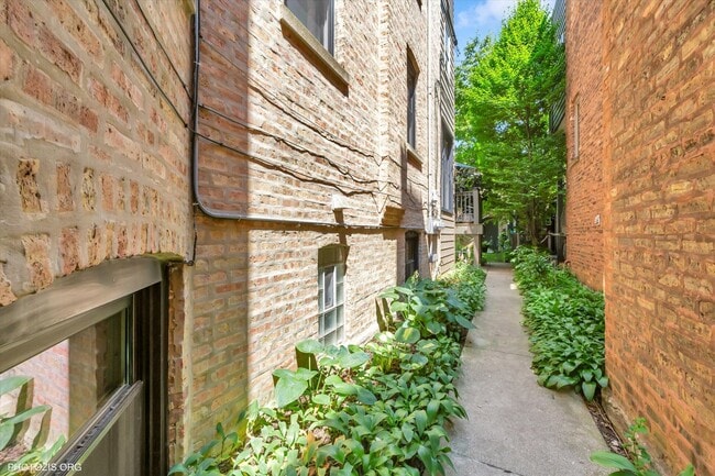 Building Photo - 2208 W Iowa St