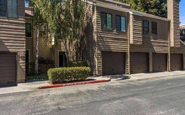 Building Photo - Gorgeous Two-Bedroom Condo with Golf Course Views in San Ramon!