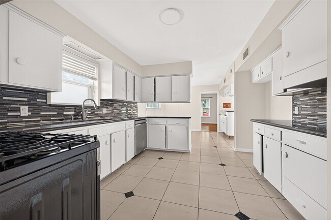 Building Photo - 4002 Mischire Dr