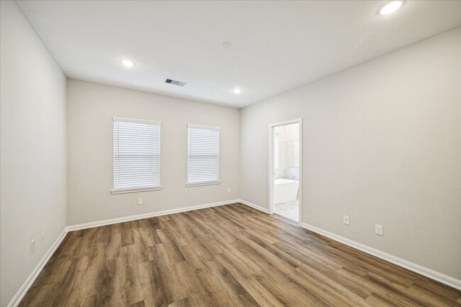 Building Photo - 206 Clark Rd