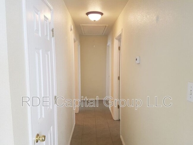 Building Photo - 311 S Blue Jay Ct