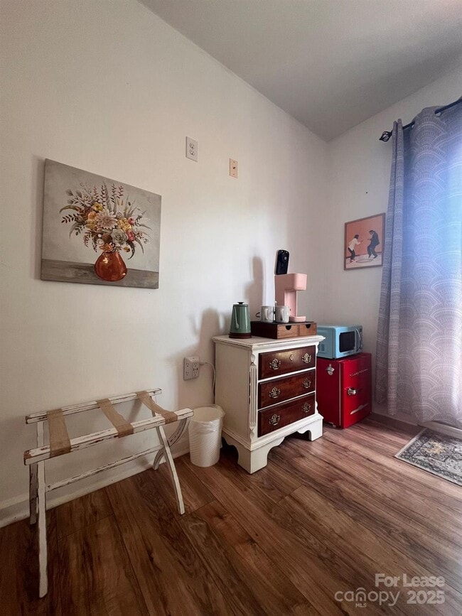 Building Photo - 817 E 17th St