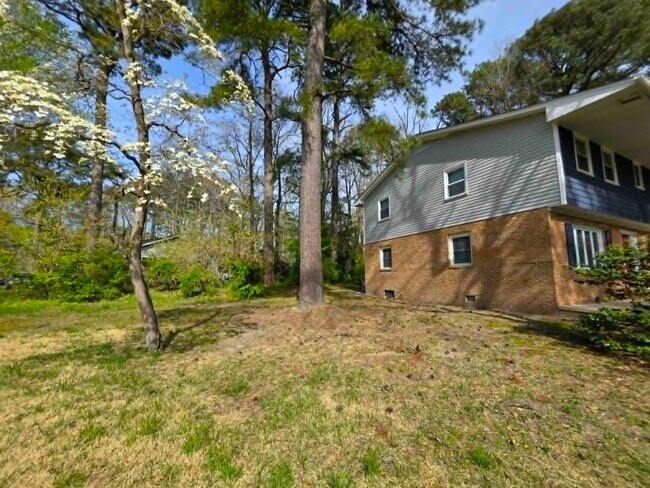 Building Photo - 8241 Robin Hood Dr