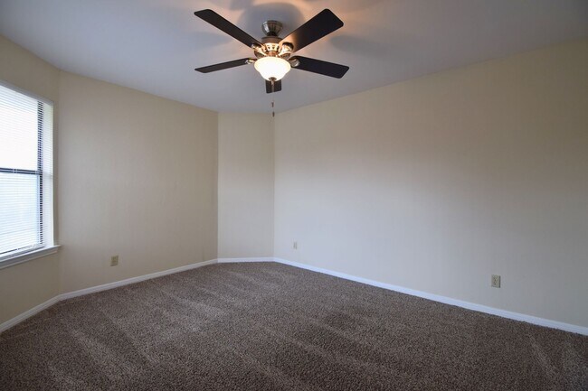 Building Photo - Hart Ln 6489