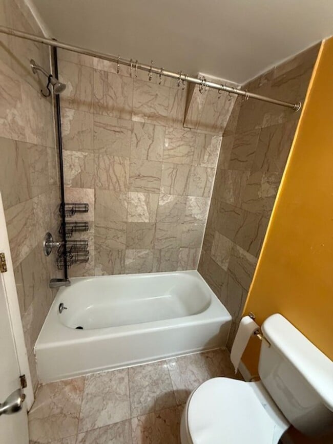 Building Photo - Bright Loft-Style 2-Bedroom in Center City...
