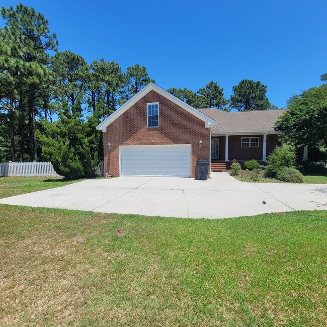 Building Photo - 4 bedroom/3 bathroom in Cypress Island community, minutes from Carolina Beach!