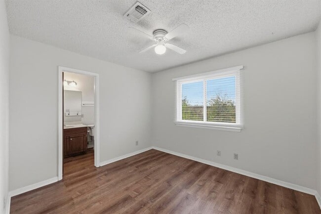 Building Photo - 1928 Holly Hill Dr