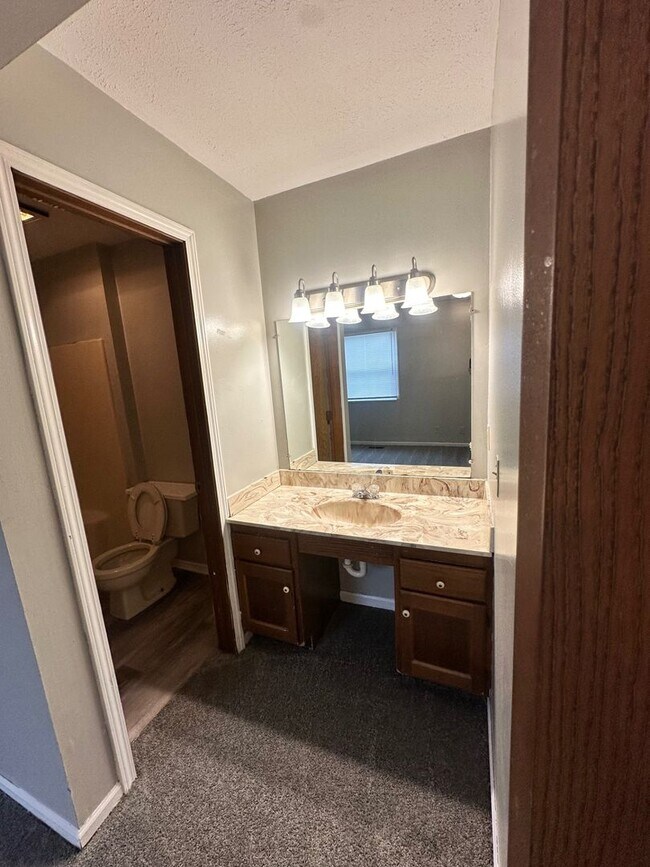 Building Photo - Spacious Townhouse Living Just Outside Dow...