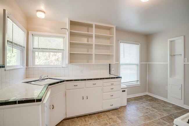 Building Photo - One Side of Great Duplex Near TCU- 1 Bed, ...