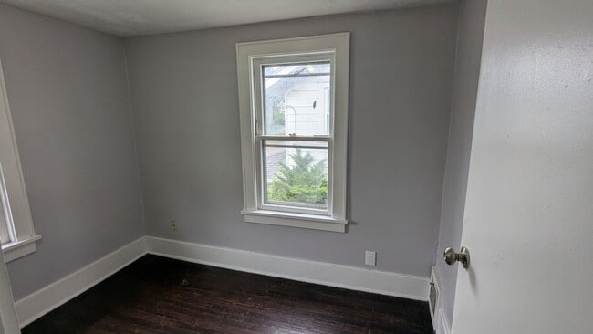 Building Photo - Charming 3-bedroom, 1-bathroom home locate...