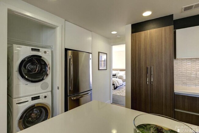 Building Photo - 1080 Sutter St