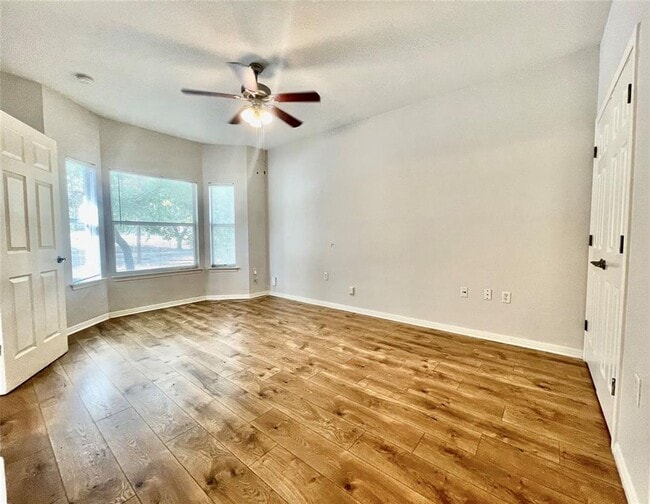 Building Photo - Spacious 4 Bed, 2.5 Bath. Perfect size and...