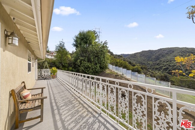 Building Photo - 3804 Vista Linda Dr