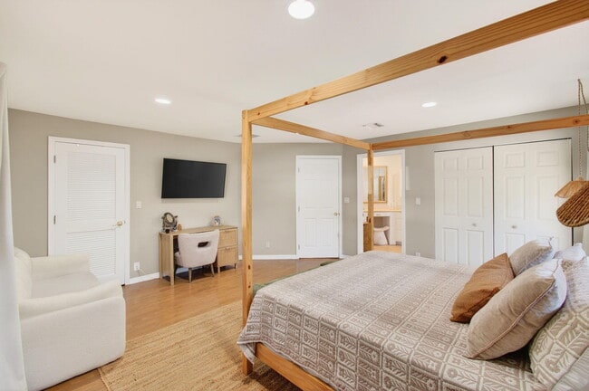 Building Photo - 301 SE 8th Ave