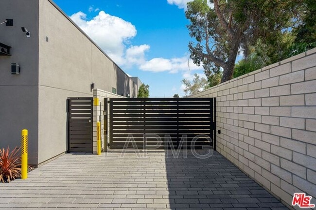 Building Photo - 4637 Laurel Canyon Blvd