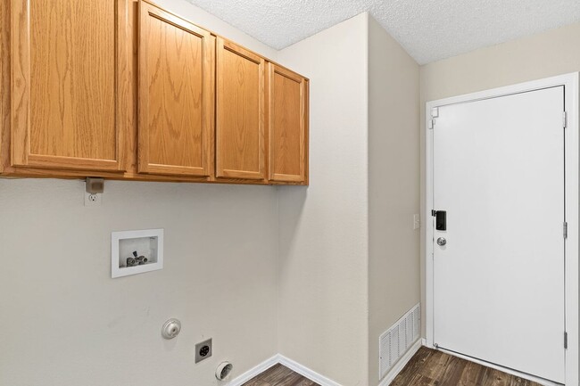 Building Photo - 6098 S Place Du Lis