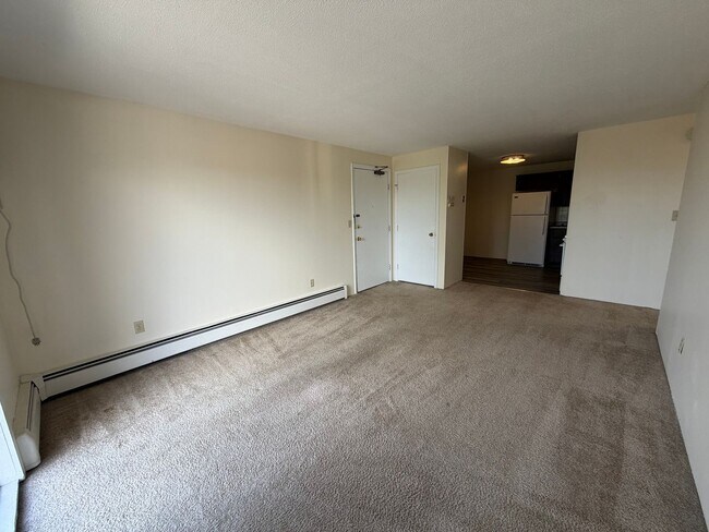 Building Photo - Bright 2BR Condo with Balcony, Pool & Heat Included – Prime Commuter Location