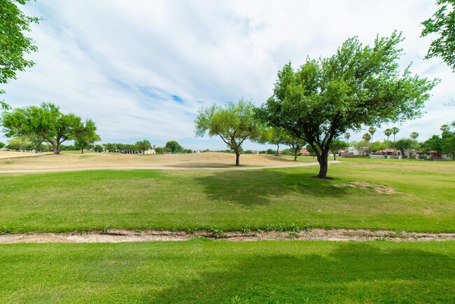 Building Photo - 1800 Country Club Dr