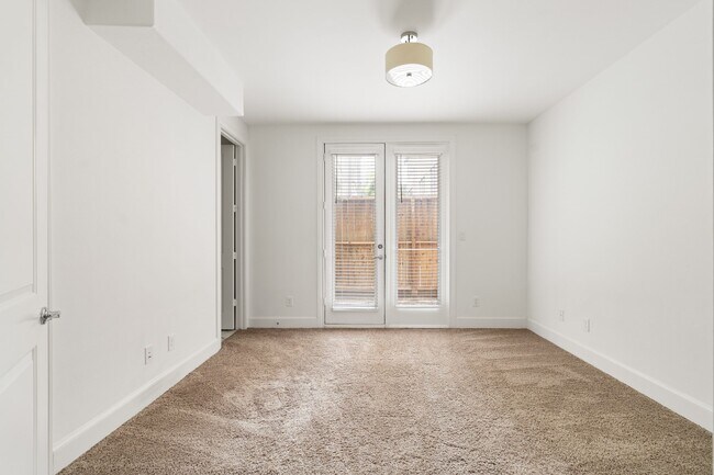 Building Photo - 4014 University Grove St