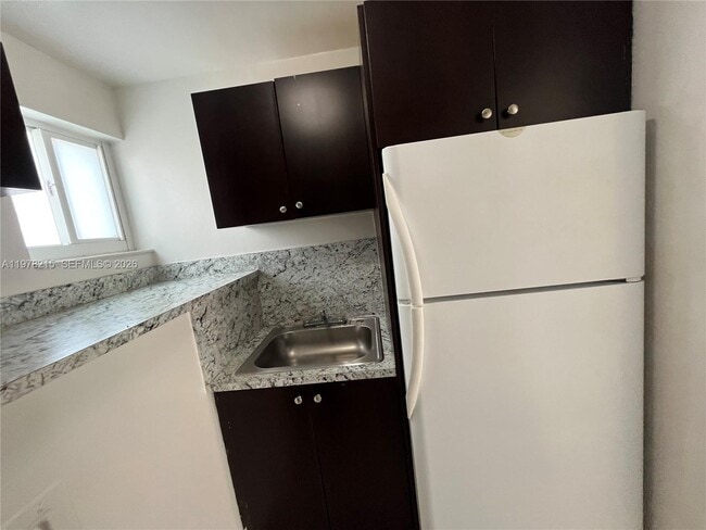 Building Photo - 960 Biarritz Dr