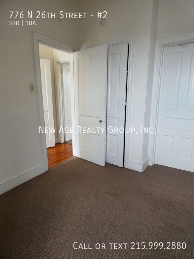 Building Photo - Bi-level apartment near the Art Museum!