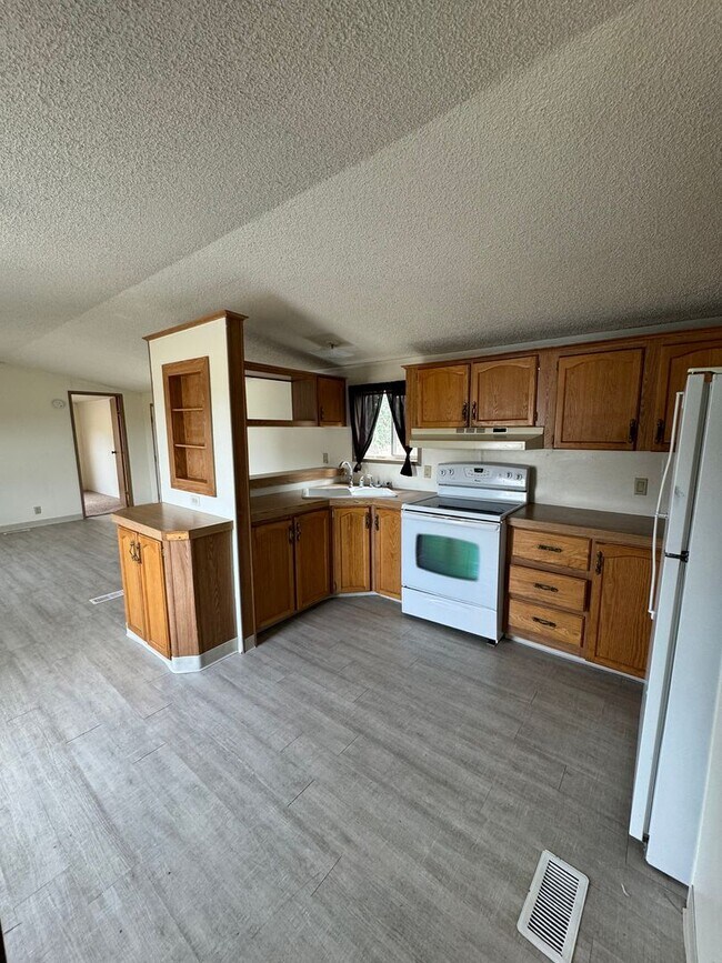 Building Photo - Pet Friendly 2bdrm, 2 bath home in the Cou...