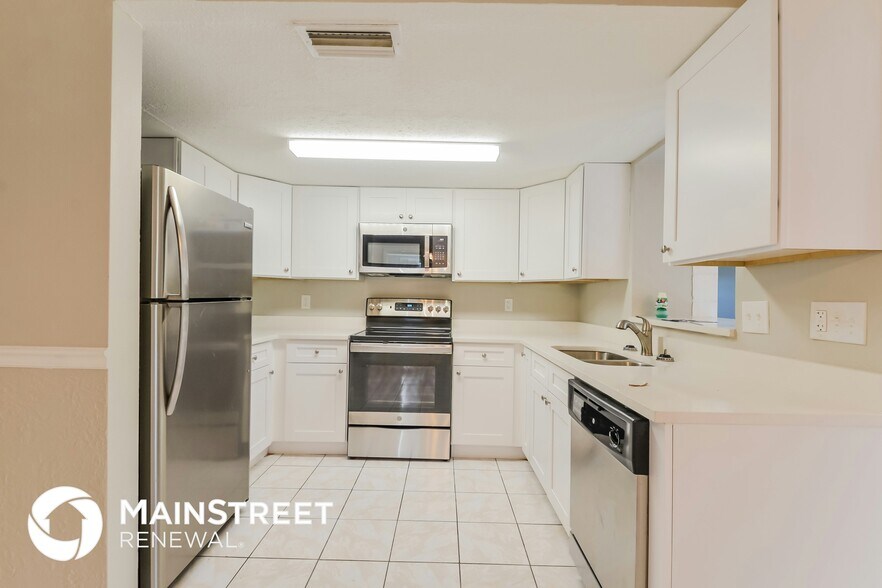 Building Photo - 2426 Pinehurst St