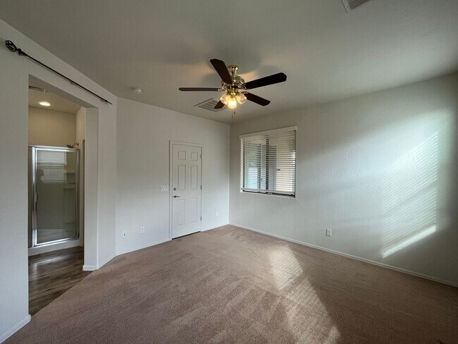 Building Photo - 4 Bedroom Home with Loft in Stonefield Com...