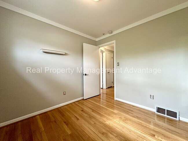 Building Photo - Mid-Century 3 Bed/2 Bath Ranch Near Downto...