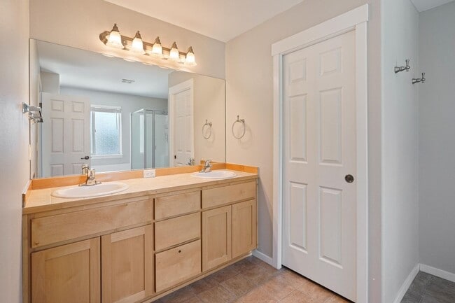 Building Photo - Huge home, recent upgrades!  Like new!