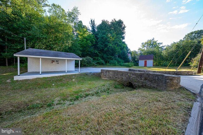 Building Photo - 875 Old State Rd