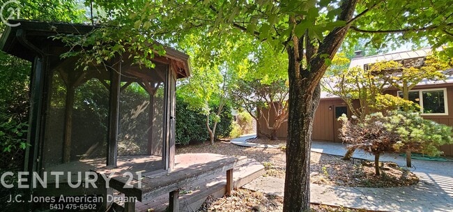 Building Photo - 3 Bed 2 Bath Home w/Attached Garage