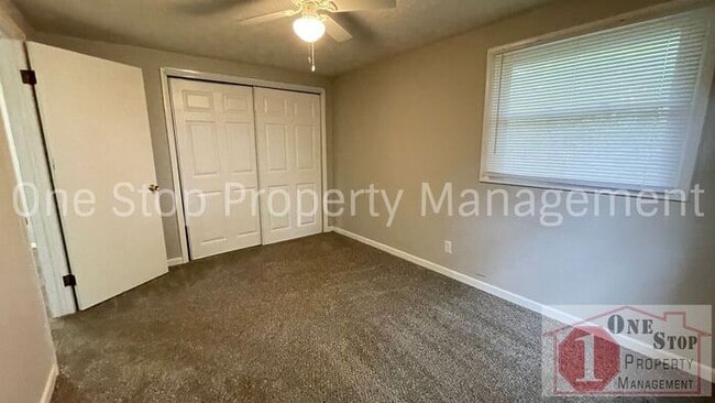 Building Photo - Split level 3 bedroom, 1.5 bathroom, and 1...