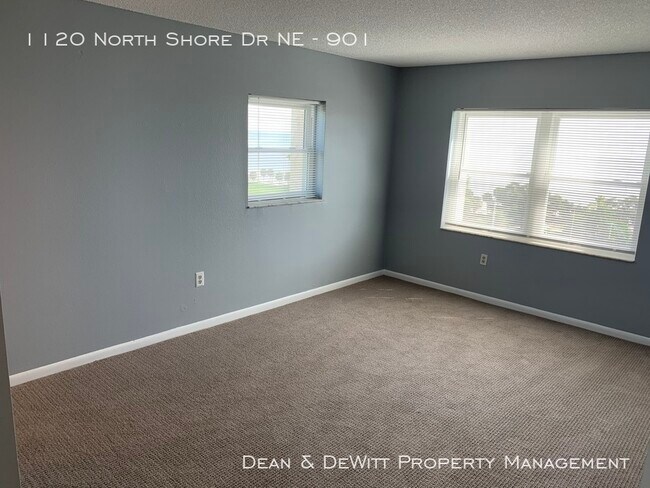 Building Photo - North Shore Condo with Amazing Water Views!
