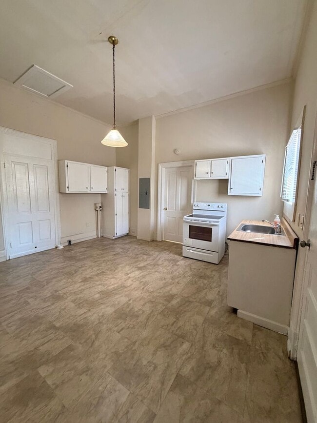 Building Photo - 1300 N Broad St