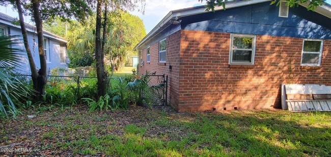 Building Photo - 1718 Seminary St