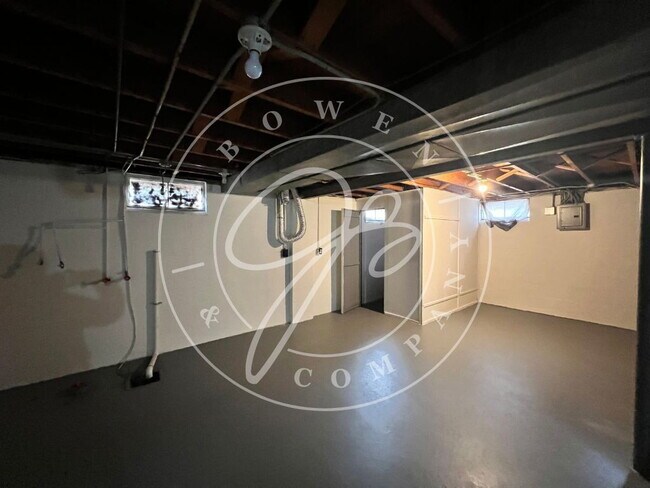 Building Photo - West Toledo 3-Bedroom Gem on Kingsbury Avenue - Cozy Comfort in Toledo!" Available December 10