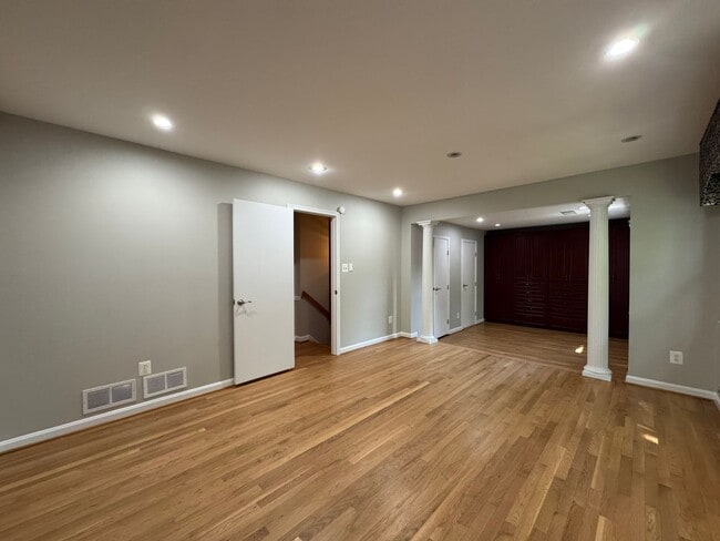Building Photo - Spacious And Elegant 4 Bed 3 Bath Home Wit...